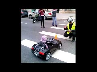 पुलिस ने छोटे बच्चे की कार का चालान किया - Ticket By Police To Small Kid - Viral Video