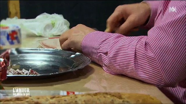 Un agriculteur de L'amour est dans le pré sur M6 se confie sur son passé douloureux - Regardez