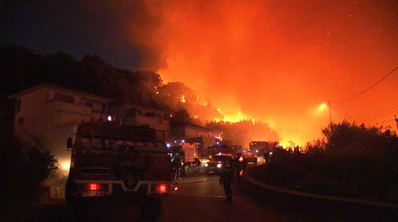Les images de centaines d'hectares en flamme pendant la nuit
