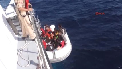 Aydın Didim Açıklarında Lastik Bot Içerisindeki 4'u Çocuk 15 Göçmen Yakalandı