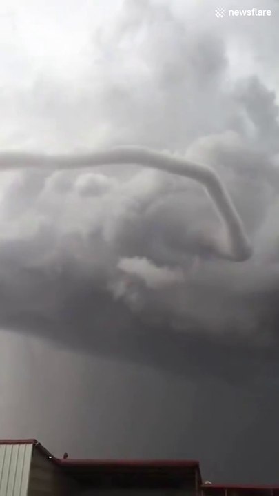 Un tourbillon se crée en plein ciel pendant un orage violent... Terrifiant et magnifique
