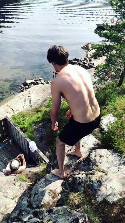 Ce taré fait un saut incroyable vers un toboggan et prend d'énormes risques