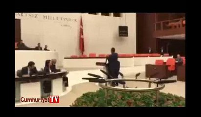 Özgür Özel'den kürsüde siyah örtülü protesto