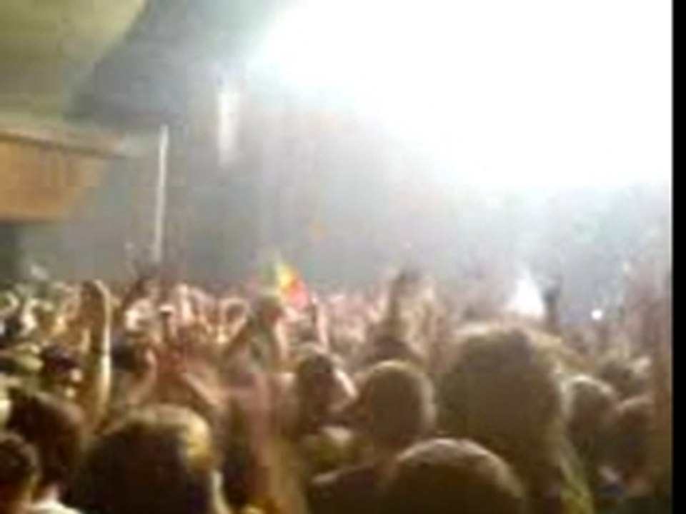 Gentleman Live in Bordeaux Run Away