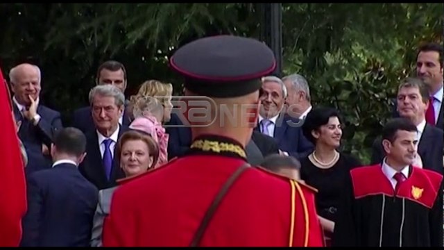 Ora News - Berisha impresionohet nga atletet e Ramës, nuk ia ndan sytë