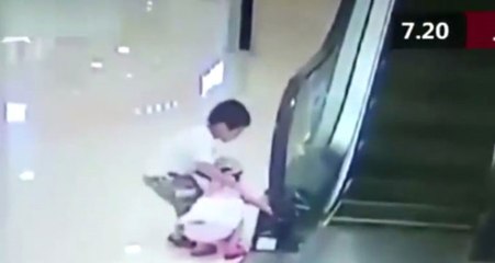 Elini Yürüyen Merdivene Kaptıran Arkadaşı İçin Seferber Olan Miniğin Panik Anları