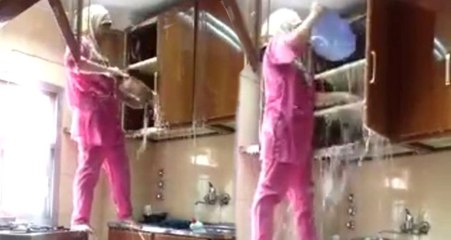 Temizlikte Çığır Açan Fikir! Mutfak Dolaplarını Köpürte Köpürte Yıkadı