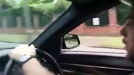 2 muncitori in constructii in anglia cu BMW