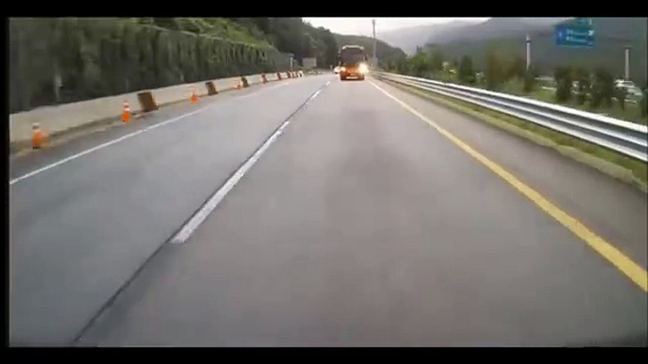 autobuzul a strivit masinile din fata lui dezastru incredibil