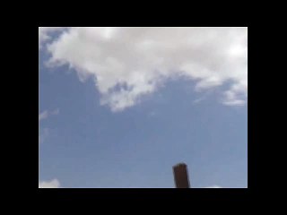 avion trage cu racheta in cameraman