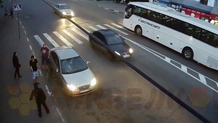 bataie in strada si distrugere de masina foarte tare