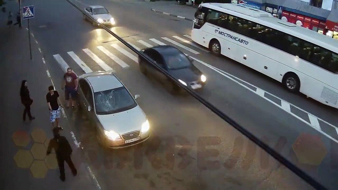 bataie in strada si distrugere de masina foarte tare