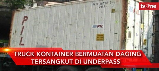 Truck Kontainer Bermuatan Daging Tersangkut di Underpass Pasar Jumat, Kebayoran Lama