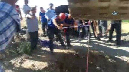 25 Metre Derinlikteki Kuyuya Düşen Dana Kepçe ile Çıkarıldı