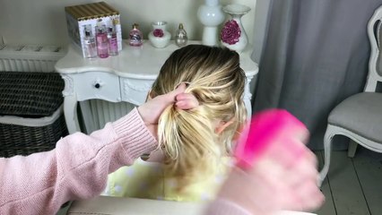 Baylee Demonstrating How to Detangle Toddler hair!!