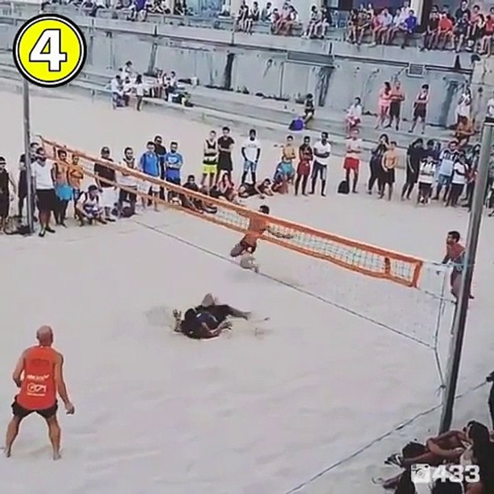 Sur la plage, Ronaldinho régale au foot-volley