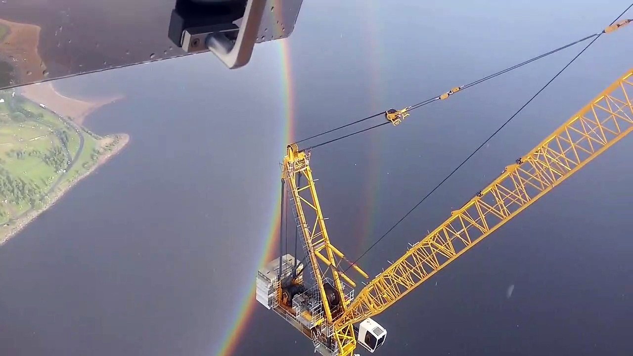 Russie : Un arc en ciel circulaire filmé du haut de la cabine d'une grue