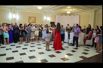 Voglushi vallëzon me nënën e tij në dasmë, mysafirët mbesin pa fjalë