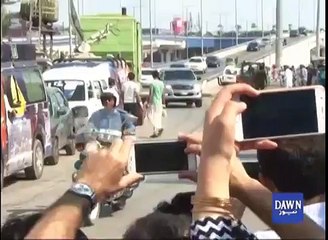 Video herunterladen: Army Chief General Qamar Javed Bajwa  arrival and departure from  General Hospital Lahore