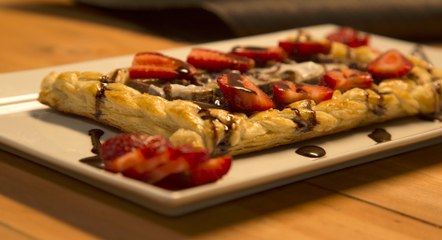 طريقة عمل قالب الشوكولا بالفواكه بالفيديو