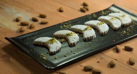 طريقة عمل هلاليات اللوز بالفيديو