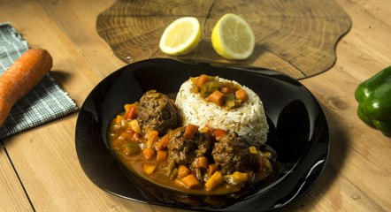 طريقة عمل كرات اللحم مع الأرز و الصلصة الحمراء بالفيديو