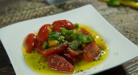 بالفيديو، طريقة عمل سلطة الطماطم بالفليفلة الحلوة