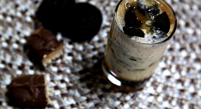 طريقة عمل حلى كاسات الأوريو و الباونتي بالفيديو