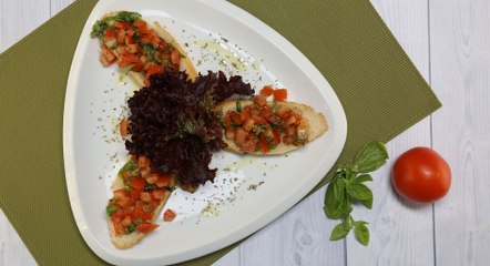 طريقة عمل الخبز المشوي مع البندورة بالفيديو