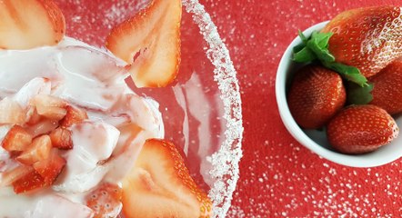 بالفيديو طريقة عمل حلى الكاسات الزبادي بالفراولة