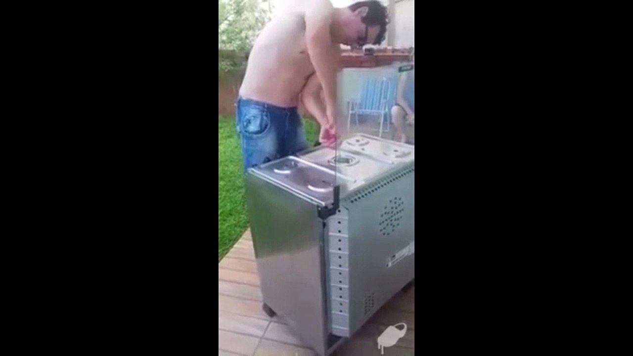 Ils entendent des bruits bizarres provenant de la cuisinière du jardin, regardez ce qu'ils découvrent dedans