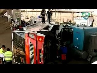 Tráiler voltea a autobús por transitar en sentido contrario