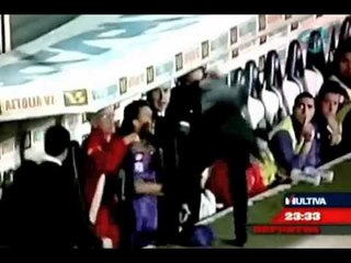 Entrenador saca su furia y golpea a uno de sus jugadores