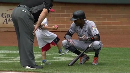 Garoto ganha autógrafo de jogador rival da MLB e retribui com chute