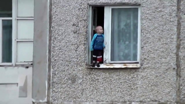 Ce gamin se balade sur le bord d'une fenêtre au 8ème étage. Mais ou sont les parents