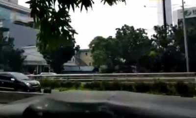 Bus Transjakarta Paksa Mobil Ini Jalan Mundur