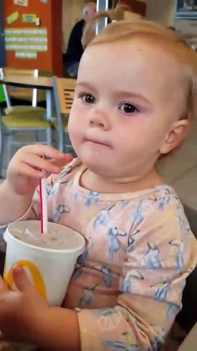 Drôle de grimace pour cette adorable fille après avoir bu du Coca!!