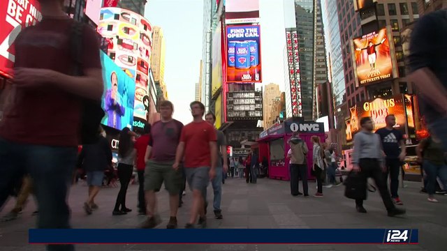CLEAR CUT | Prayers continue outside Al-Aqsa Mosque compound | Tuesday, July 25th 2017