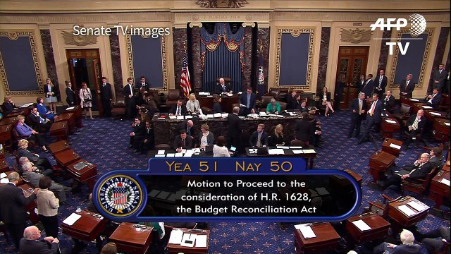 McCain gets ovation as he returns to US Senate
