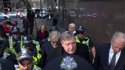 Cardenal Pell niega cargos por abuso sexual en Australia