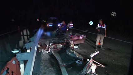 Otomobil Bariyerlere Çarptı: 3 Ölü, 1 Yaralı