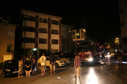 Etiler'de Yangın, Mahalle Sakinlerini Sokağa Döktü