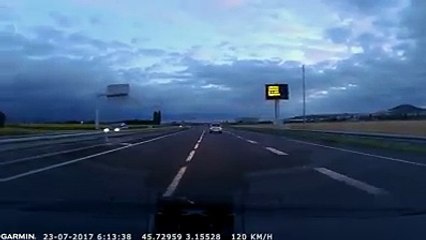 Les gendarmes filment une voiture à contresens sur l'autoroute A75 près d’Aubière