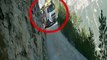 Un camion roule sur la route la plus dangereuse du monde ! Flippant et vertigineux