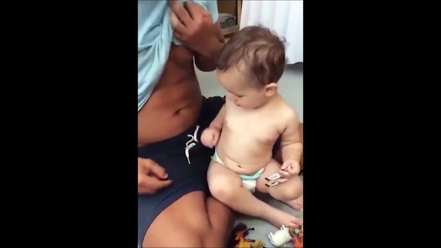 Un bébé avec des abdos d'acier... Comme papa!