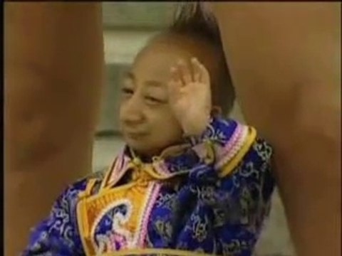 L'homme le plus petit du monde croise la femme qui a les plus longues jambes