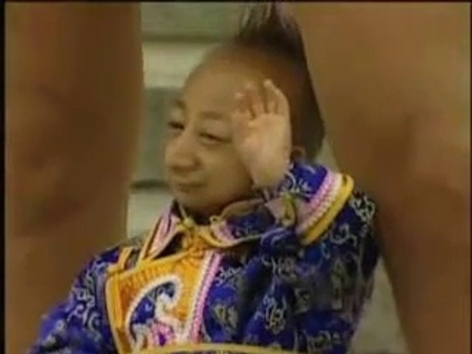 L'homme le plus petit du monde croise la femme qui a les plus longues jambes