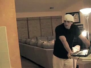 Il se venge de sa copine et lui met une énorme fessée