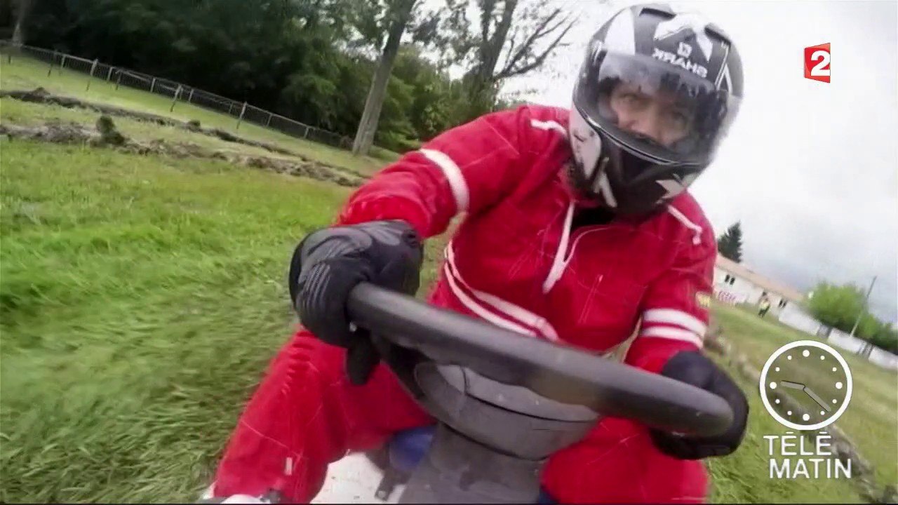 Drôle de sport - Les courses de tracteurs-tondeuses