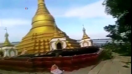 Une pagode bouddhiste disparait dans l'eau au Myanmar